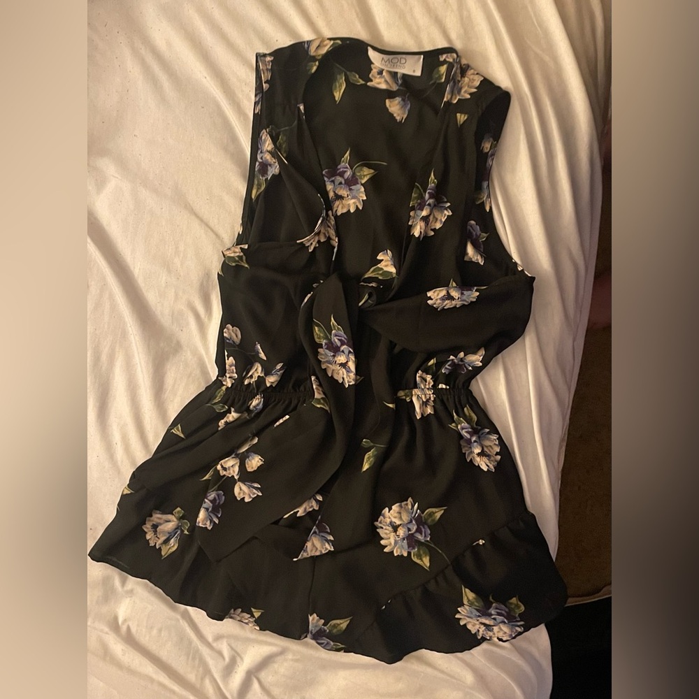 Mod On Trend Black/Navy Floral Romper Size Small